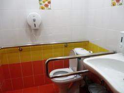 Туалетные комнаты приспособлены для маломобильных групп населения в соответствии со СП 59.123330.2012