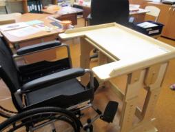 Два инвалидных кресла-коляски